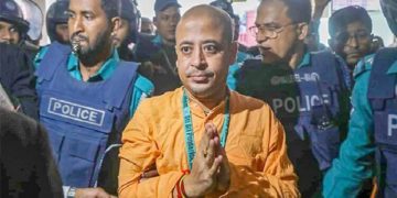 চিন্ময় দাসের গ্রেফতার দেখানোর জন্য পুলিশ ও আইনজীবীরা উপস্থিত. Channel i News - চ্যানেল আই নিউজ