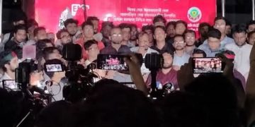 জবি শিক্ষার্থীরা গণ-অনশনে বসে, মিডিয়া ক্যামেরা ও সাংবাদিকরা উপস্থিত. Channel i News - চ্যানেল আই নিউজ