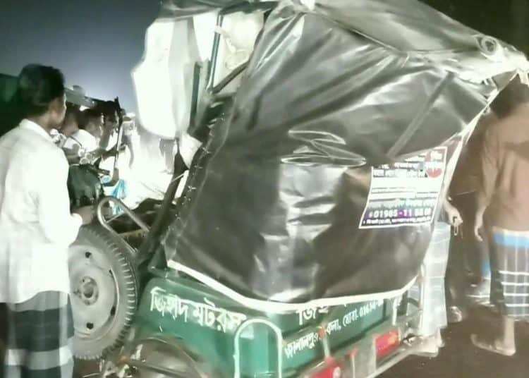 ট্রাক-ইজিবাইকের সংঘর্ষের ঘটনাস্থল, আহত ও নিহতের ছবি. Channel i News - চ্যানেল আই নিউজ