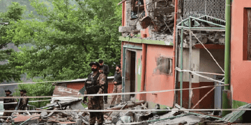 ধ্বংসপ্রাপ্ত ভবনের সামনে নিরাপত্তা বাহিনী অবস্থান করছে. Channel i News - চ্যানেল আই নিউজ