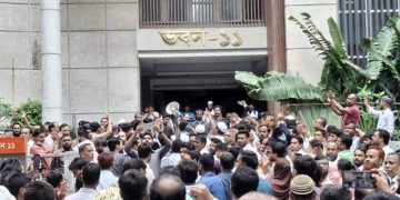 সচিবালয়ে বিক্ষোভকারীদের সমাবেশ, পুলিশ ও সাধারণ মানুষ উপস্থিত. Channel i News - চ্যানেল আই নিউজ