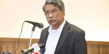 আলোচনায় অংশ নেওয়া একজন ব্যক্তি, পেশাদার পরিবেশে. Channel i News - চ্যানেল আই নিউজ