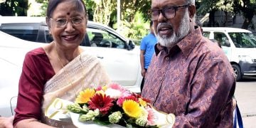 চ্যানেল আই প্রাঙ্গণে জন্মদিন উপলক্ষে ফেরদৌসী রহমানকে ফুল দিয়ে শুভেচ্ছা জানালেন লেখক