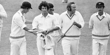 ১৯৭৮ সালে ইংল্যান্ডের বিপক্ষে নিউজিল্যান্ডের টেস্ট জয়ের পর রিচার্ড হ্যাডলি এবং ডেইল হ্যাডলির পাশে রবার্ট অ্যান্ডারসন ( স্টাম্পহাতে ডানদিক থেকে দ্বিতীয়)