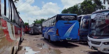 পাবনা-ঢাকা রুটের দূরপাল্লার বাসগুলো রাস্তায় চলাচল করছে. Channel i News - চ্যানেল আই নিউজ