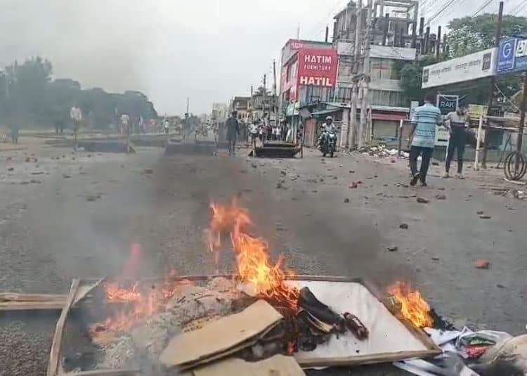 সড়ক দুর্ঘটনায় অগ্নিসংযোগ, ধ্বংসপ্রাপ্ত বস্তু ও জনজীবন. Channel i News - চ্যানেল আই নিউজ