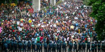 বিক্ষোভকারীরা রাস্তায় জমায়েত, পুলিশ মোতায়েন. Channel i News - চ্যানেল আই নিউজ