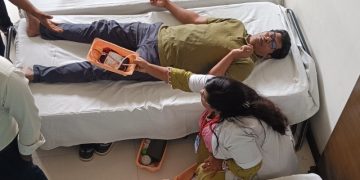 রক্তদান কর্মসূচিতে আহত ব্যক্তির রক্তের জন্য প্রস্তুত।. Channel i News - চ্যানেল আই নিউজ
