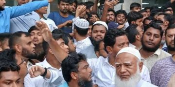 জনতা সমাবেশে মুসল্লিরা উপস্থিত, কিছু মানুষ হাত উঁচু করে বক্তব্য দিচ্ছেন. Channel i News - চ্যানেল আই নিউজ