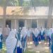 বাংলাদেশের স্কুলে শিক্ষার্থীরা পরীক্ষার ফলাফল নিয়ে আলোচনা করছে।. Channel i News - চ্যানেল আই নিউজ