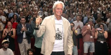 কার্লোভি ভ্যারি চলচ্চিত্র উৎসবে ডগলাসকে সম্মান জানানো হয়