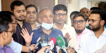 রাষ্ট্র মন্ত্রণালয়ে সাংবাদিকদের সঙ্গে আলাপকালে স্বরাষ্ট্র উপদেষ্টা লেফটেন্যান্ট জেনারেল (অব.) জাহাঙ্গীর আলম চৌধুরী।