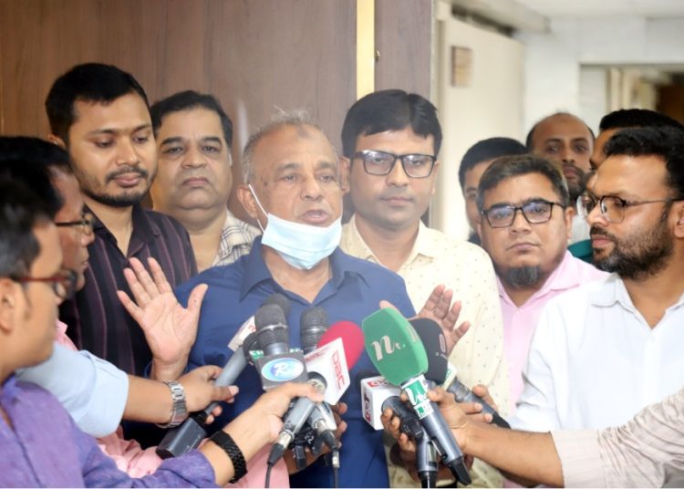 রাষ্ট্র মন্ত্রণালয়ে সাংবাদিকদের সঙ্গে আলাপকালে স্বরাষ্ট্র উপদেষ্টা লেফটেন্যান্ট জেনারেল (অব.) জাহাঙ্গীর আলম চৌধুরী।