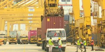 চট্টগ্রাম বন্দরে জাহাজ থেকে কন্টেইনার খালাসের কার্যক্রম চলছে