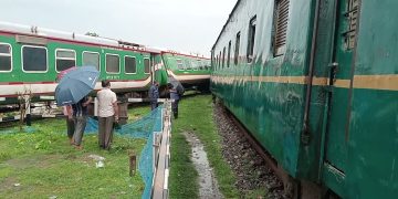 লালমনিরহাটে ট্রেনের সংঘর্ষের কারণে ক্ষতিগ্রস্ত ট্রেনের ছবি. Channel i News - চ্যানেল আই নিউজ