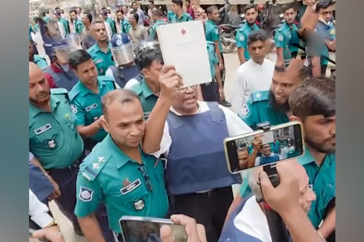 আদালতপ্রাঙ্গণে ঢাকা বিশ্ববিদ্যালয়ের আইন বিভাগের অধ্যাপক শেখ হাফিজুর রহমান কার্জন