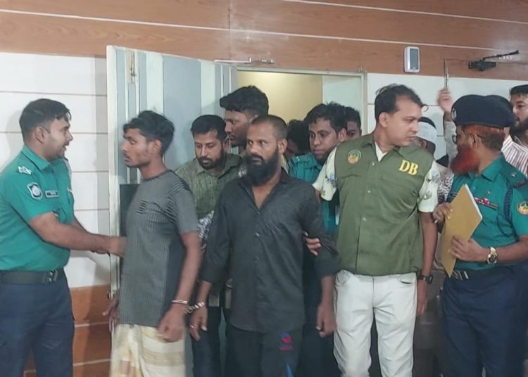 সাংবাদিক আসাদুজ্জামান তুহিন হত্যা মামলায় গ্রেপ্তার হওয়া আসামিরা। ছবি: চ্যানেল আই অনলাইন