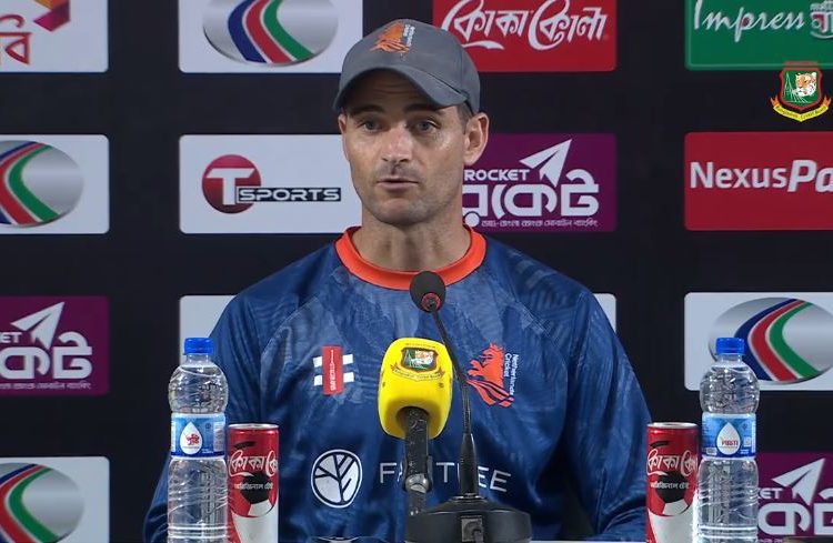 সংবাদ সম্মেলনে নেদারল্যান্ডসের কোচ রায়ান কুক