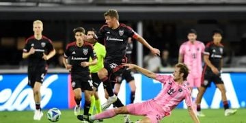 ডিসি ইউনাইটেডের আক্রমণ প্রতিহত করছেন ইন্টার মিয়ামির রদ্রিগো ডি পল