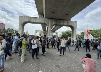 ছবি: আগারগাঁও এলাকায় ‘ব্লকেড’ করেছে শেরেবাংলা কৃষি বিশ্ববিদ্যালয়ের শিক্ষার্থীরা