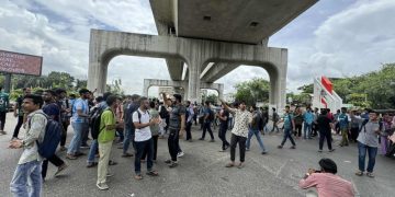 ছবি: আগারগাঁও এলাকায় ‘ব্লকেড’ করেছে শেরেবাংলা কৃষি বিশ্ববিদ্যালয়ের শিক্ষার্থীরা