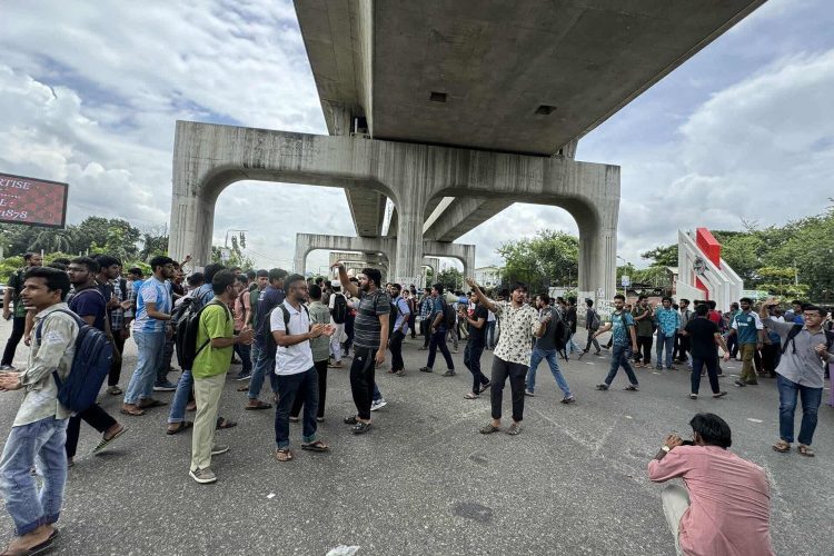 ছবি: আগারগাঁও এলাকায় ‘ব্লকেড’ করেছে শেরেবাংলা কৃষি বিশ্ববিদ্যালয়ের শিক্ষার্থীরা
