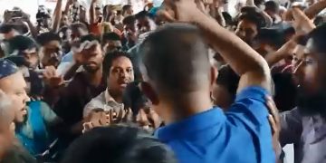 বরিশাল শের-ই-বাংলা মেডিকেল কলেজ হাসপাতালে (শেবাচিম) স্বাস্থ্যখাত সংস্কারের দাবিতে আন্দোলনরত ইন্টার্ন চিকিৎসক ও ছাত্রজনতার মধ্যে সংঘর্ষ