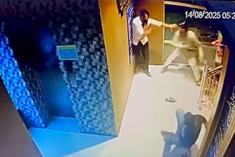 রাজধানীর বনানীতে কথা কাটাকাটির জেরে যুবককে হত্যা। ছবি:  সিসিটিভি ফুটেজ থেকে