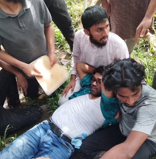 চট্টগ্রাম বিশ্ববিদ্যালয়ে শিক্ষার্থী-গ্রামবাসীর সংঘর্ষ আহত শিক্ষার্থী
