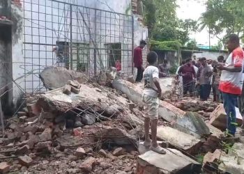 নেত্রকোনায় পুরাতন ভবনের ছাদ ধসে ৩ শ্রমিকের মৃত্যু