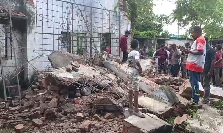 নেত্রকোনায় পুরাতন ভবনের ছাদ ধসে ৩ শ্রমিকের মৃত্যু