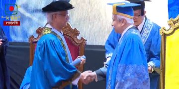 সম্মানসূচক ডিগ্রি গ্রহণ করছেন প্রধান উপদেষ্টা অধ্যাপক মুহাম্মদ ইউনূস