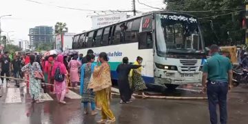 গার্মেন্ট বন্ধের প্রতিবাদ ও বকেয়া বেতনের দাবিতে তেজগাঁওয়ে সড়ক অবরোধ