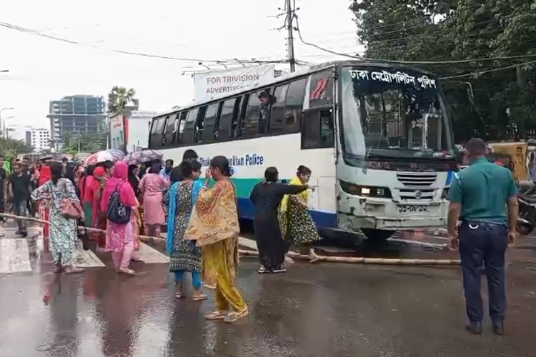 গার্মেন্ট বন্ধের প্রতিবাদ ও বকেয়া বেতনের দাবিতে তেজগাঁওয়ে সড়ক অবরোধ