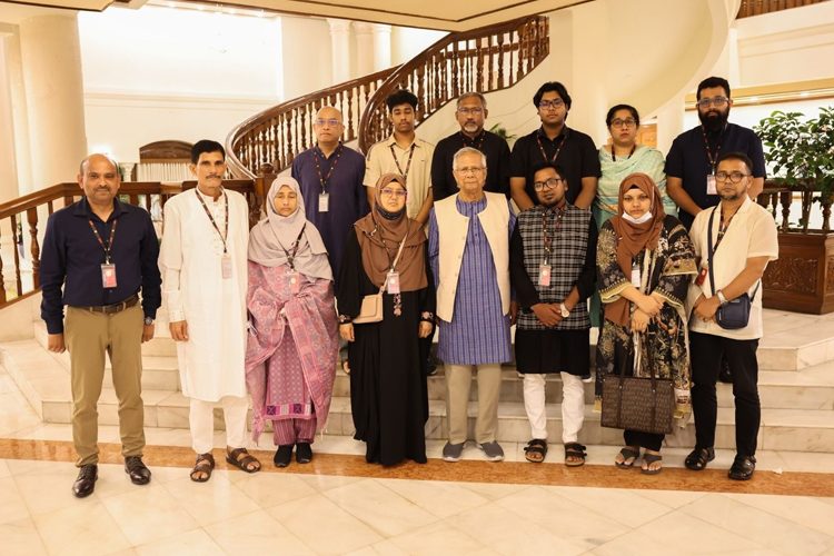 প্রধান উপদেষ্টার সঙ্গে সাক্ষাৎ করেছেন মাইলস্টোন স্কুল অ্যান্ড কলেজের বিমান দুর্ঘটনায় নিহত তিন শিক্ষক পরিবারের সদস্যরা