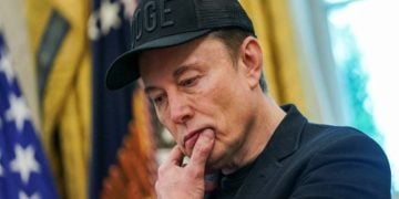 ওয়াশিংটন, ডিসির হোয়াইট হাউসে মার্কিন প্রেসিডেন্ট ডোনাল্ড ট্রাম্পের (ছবিতে দেখানো হয়নি) সাথে এক সংবাদ সম্মেলনে ইলন মাস্কের প্রতিক্রিয়া, ছবি: রয়টার্স