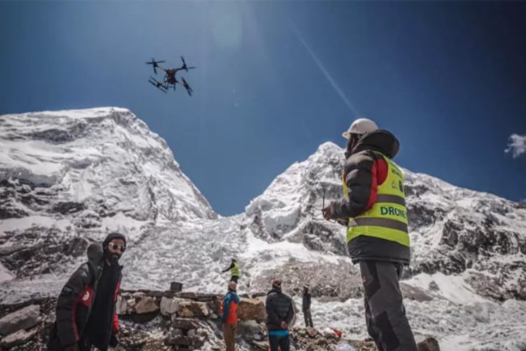 ছবি; এভারেস্ট বেস ক্যাম্পে ফেলে দেওয়া আবর্জনা পরিষ্কার করার জন্য একজন ব্যক্তি একটি ভারী-লিফট ড্রোন চালাচ্ছেন (এএফপি)