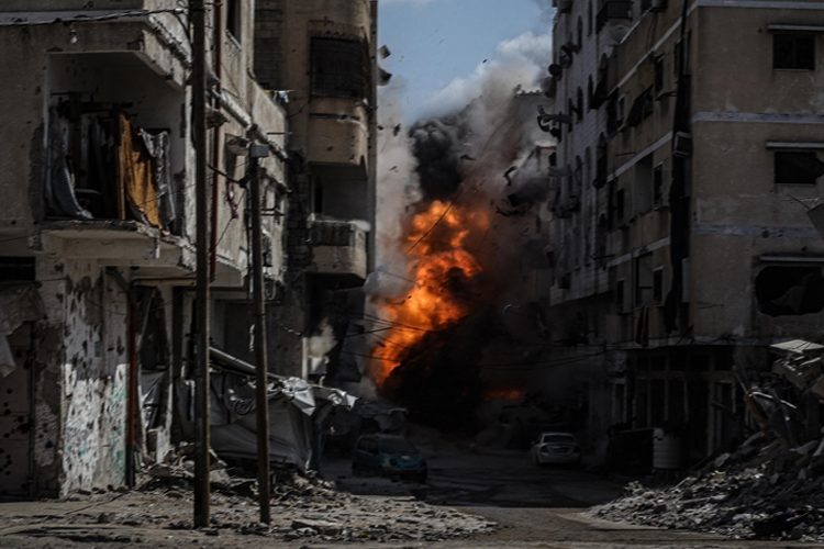 ফিলিস্তিনের গাজা উপত্যকায় ইসরায়েলি হামলা। ছবি: আনাদোলু