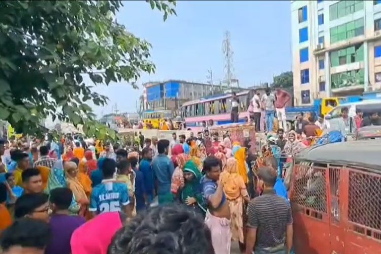 ছবি: রোওয়া ফ্যাশনস লিমিটেডের শ্রমিকদের সড়ক অবরোধ