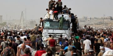 ছবি: ত্রাণ নিতে যাওয়া গাজাবাসী (আলজাজিরা)