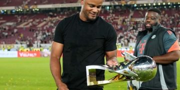 শিরোপা হাতে ভিনসেন্ট কোম্পানি