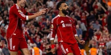 অ্যানফিল্ডে গোল উদযাপনে মেতেছেন খিয়েজা ও সালাহ