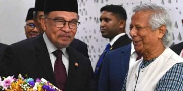 আনোয়ার ইব্রাহিম ও ড. মুহাম্মদ ইউনূস। ছবি: সংগৃহীত