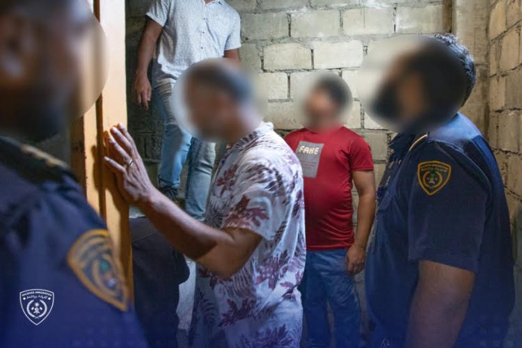 ছবি: এক বাংলাদেশি নাগরিককে জিম্মি করে তার পরিবারের কাছে টাকা দাবির অভিযোগে দুই বাংলাদেশি মুহাম্মদ আজিজুল (৩৭) ও সাদীগুল মিয়া (৩৭) আটক