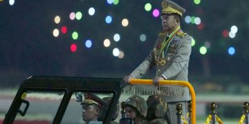 ছবি: ২৭শে মার্চ, ২০২৫ মিয়ানমারের নেপিদোতে মিয়ানমারের ৮০তম সশস্ত্র বাহিনী দিবস উদযাপন উপলক্ষে আয়োজিত কুচকাওয়াজের সময় সামরিক কাউন্সিলের প্রধান সিনিয়র জেনারেল মিন অং হ্লাইং অফিসারদের পরিদর্শন করছেন। (সিএনএন, সংগ্রহীত)