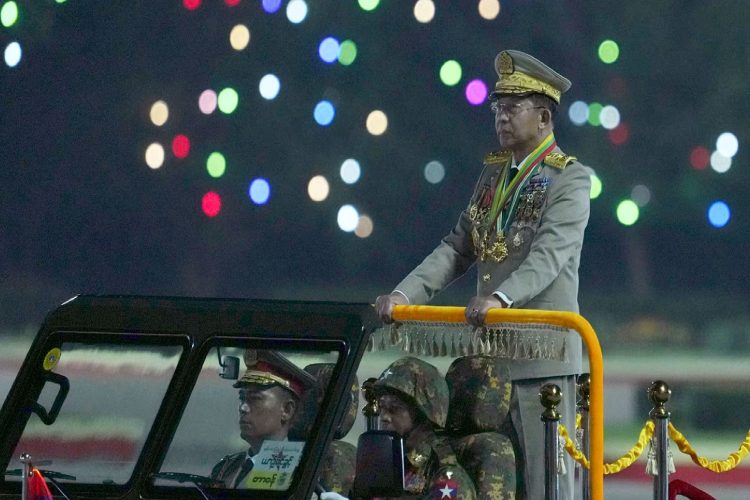 ছবি: ২৭শে মার্চ, ২০২৫ মিয়ানমারের নেপিদোতে মিয়ানমারের ৮০তম সশস্ত্র বাহিনী দিবস উদযাপন উপলক্ষে আয়োজিত কুচকাওয়াজের সময় সামরিক কাউন্সিলের প্রধান সিনিয়র জেনারেল মিন অং হ্লাইং অফিসারদের পরিদর্শন করছেন। (সিএনএন, সংগ্রহীত)