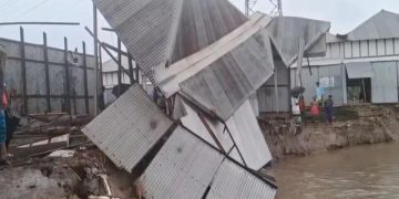 টঙ্গিবাড়ি উপজেলার দিঘিরপার ও পাঁচগাঁও ইউনিয়নে পদ্মা নদীর ভাঙ্গন