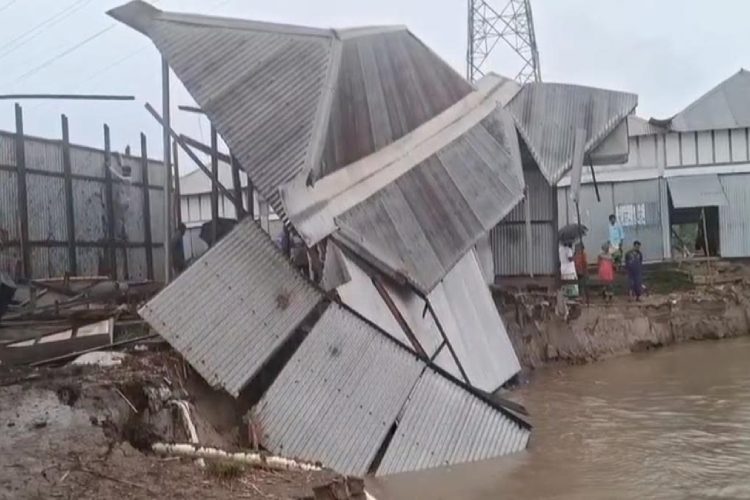 টঙ্গিবাড়ি উপজেলার দিঘিরপার ও পাঁচগাঁও ইউনিয়নে পদ্মা নদীর ভাঙ্গন