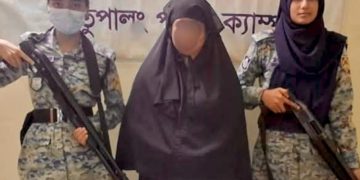 উখিয়া রোহিঙ্গা ক্যাম্পে অস্ত্র ও নারী আটক, নিরাপত্তা বাহিনী অভিযান. Channel i News - চ্যানেল আই নিউজ