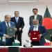 বাংলাদেশ ও পাকিস্তানের প্রতিনিধিরা চুক্তি স্বাক্ষর করছেন. Channel i News - চ্যানেল আই নিউজ
